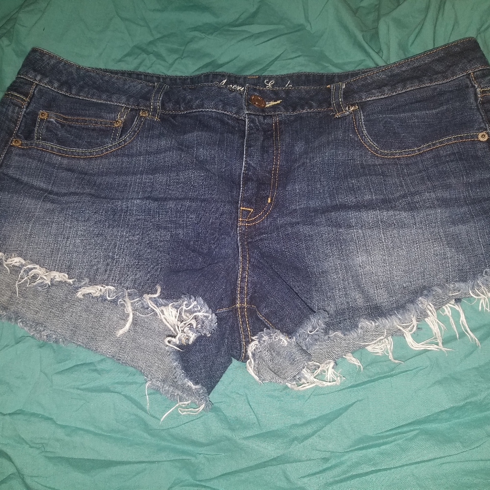 American Eagle frayed jean shorts 18